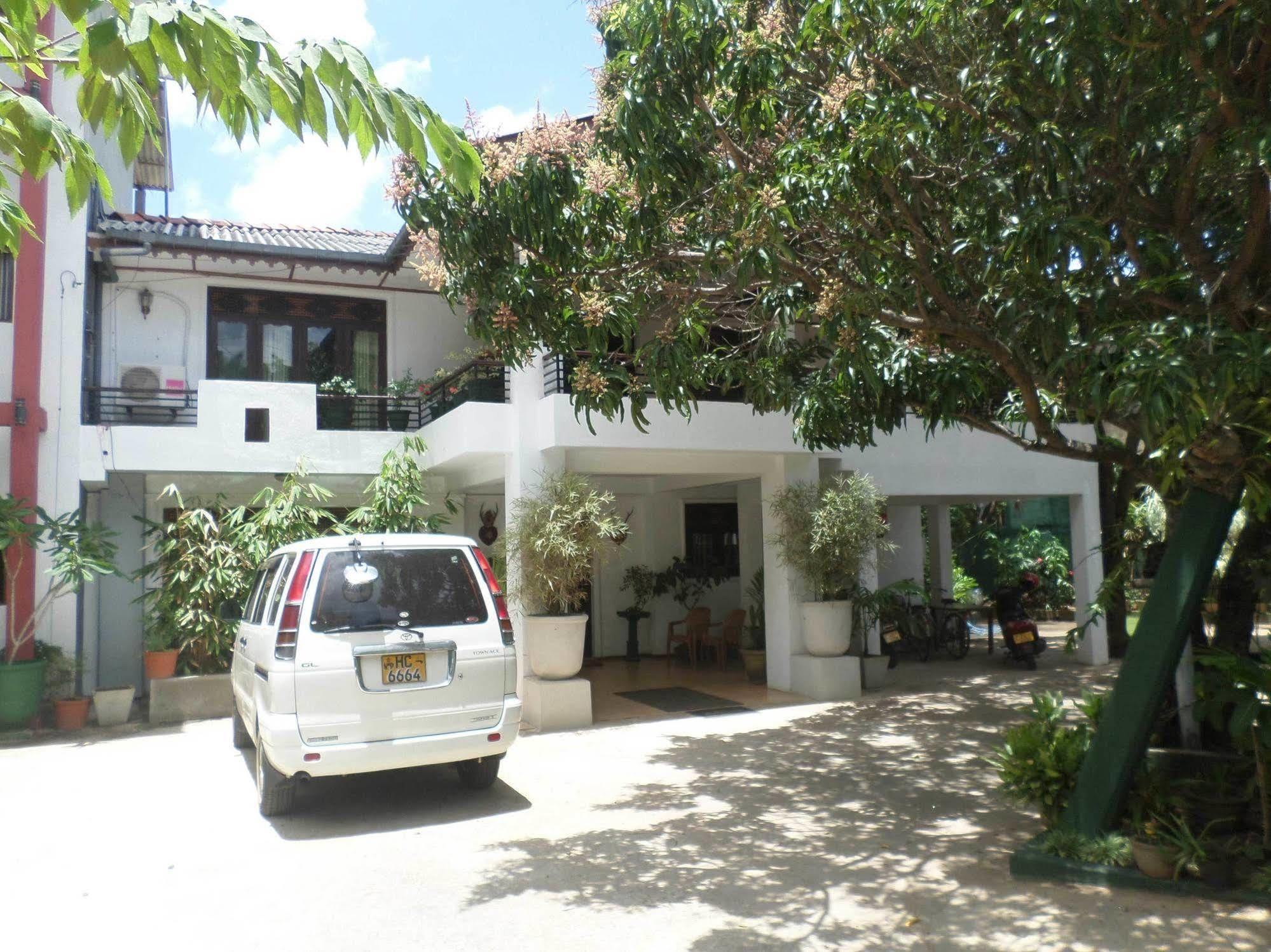 Thilaka City Hotel Anuradhapura Exterior photo